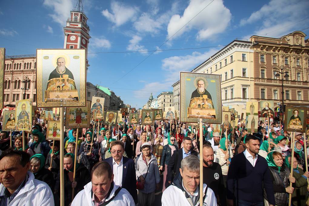 Остаться верным Христу: репортаж о Крестном шествии на Невском (новые фото, видео)