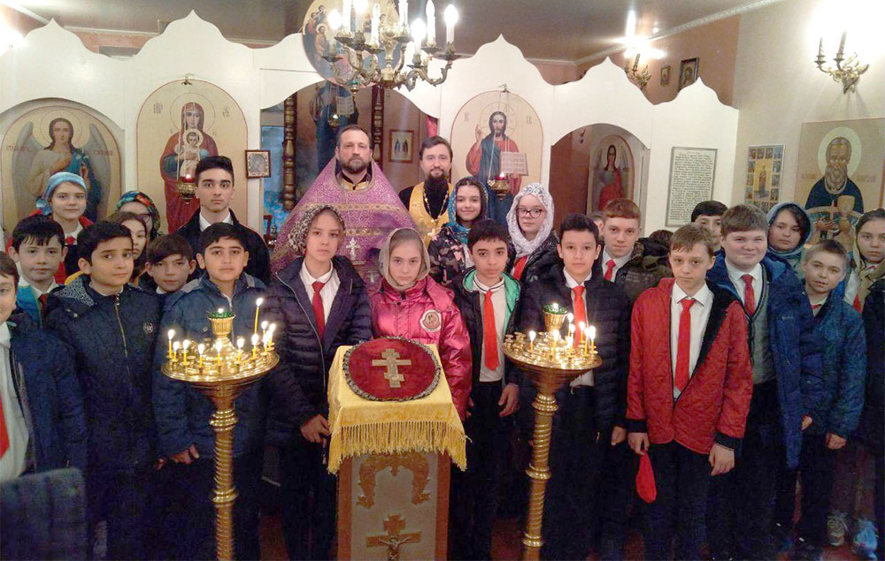 Великопостная молитва: в Пятигорске в церковных Таинствах участвуют школьники
