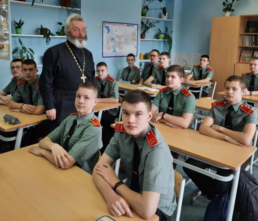 Отец Виктор из Сокольского храма учит кадет воинской чести и доблести