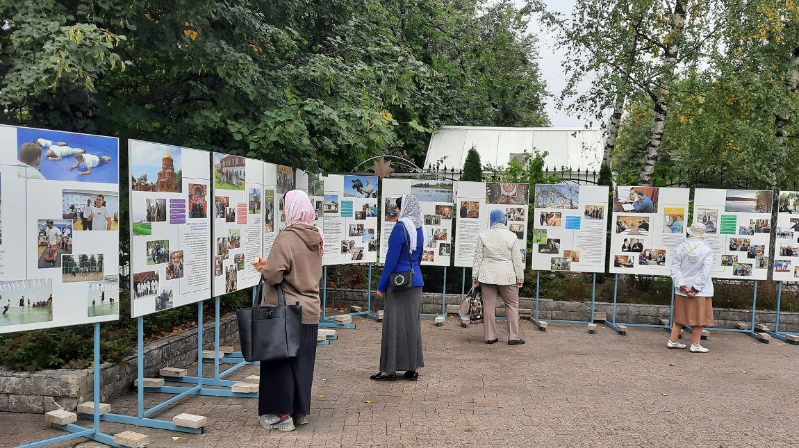 «И милость к падшим призывал»: фотовыставка о помощи Церкви зависимым прошла в Москве