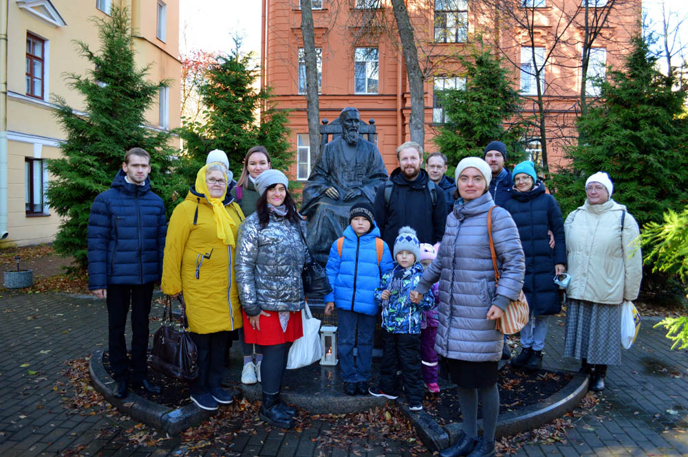 Взаимодействие Семьи: волонтеры петербургского Центра милосердия побывали в гостях у Батюшки
