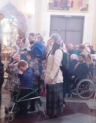 В храме св. прав. Иоанна Кронштадтского дети из интерната для больных ДЦП приняли Святое Крещение