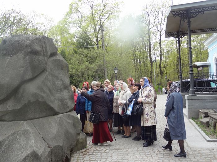 Труженики общины "Лепта" познакомились с историей Смоленского кладбища