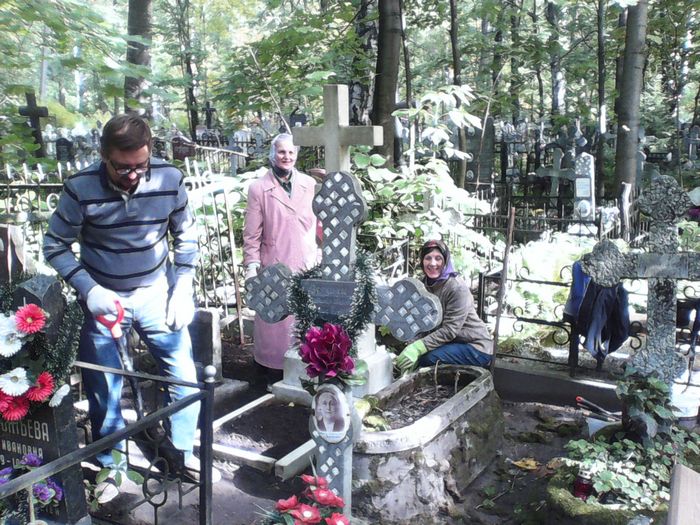 Члены общин "Мемориал" и "Золушка" посетили могилу протоиерея Петра (Гнедича)
