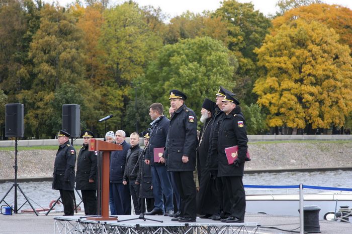 На катере связи «Иоанн Кронштадтский» торжественно поднят Андреевский флаг