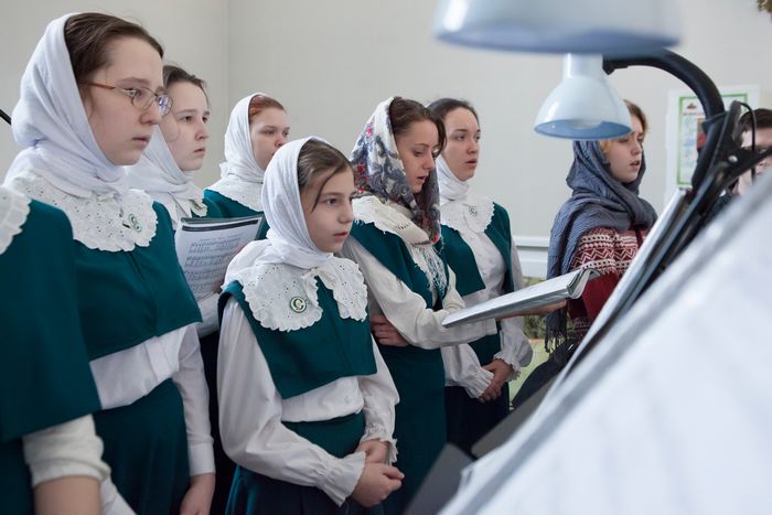 Детско-юношеский хор «Камертон» Иоанновского прихода пел за Литургией с участием детей в Екатерининском соборе Царского Села