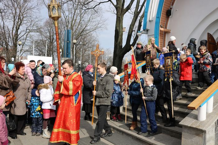 «Наши дети - счастливые»: Пасхальный детский крестный ход в Санкт-Петербурге
