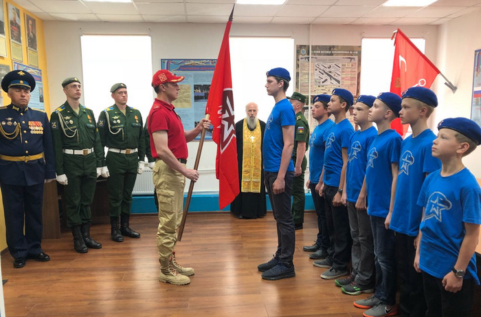 Вручение и освящение юнармейского знамени отряда «Архистратиг»: репортаж с торжества