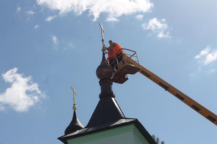 На колокольне храма Иоанна Кронштадтского Владимирской колонии установили купол и крест