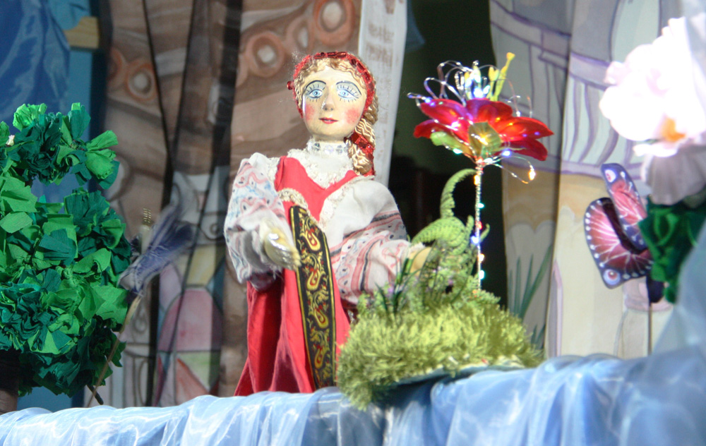 «Только искренняя любовь способна творить чудеса!»: репортаж с премьеры приходского кукольного театра