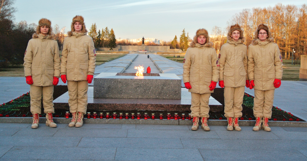 Вахта памяти отряда «Архистратиг» у Вечного огня на Пискарёвском кладбище