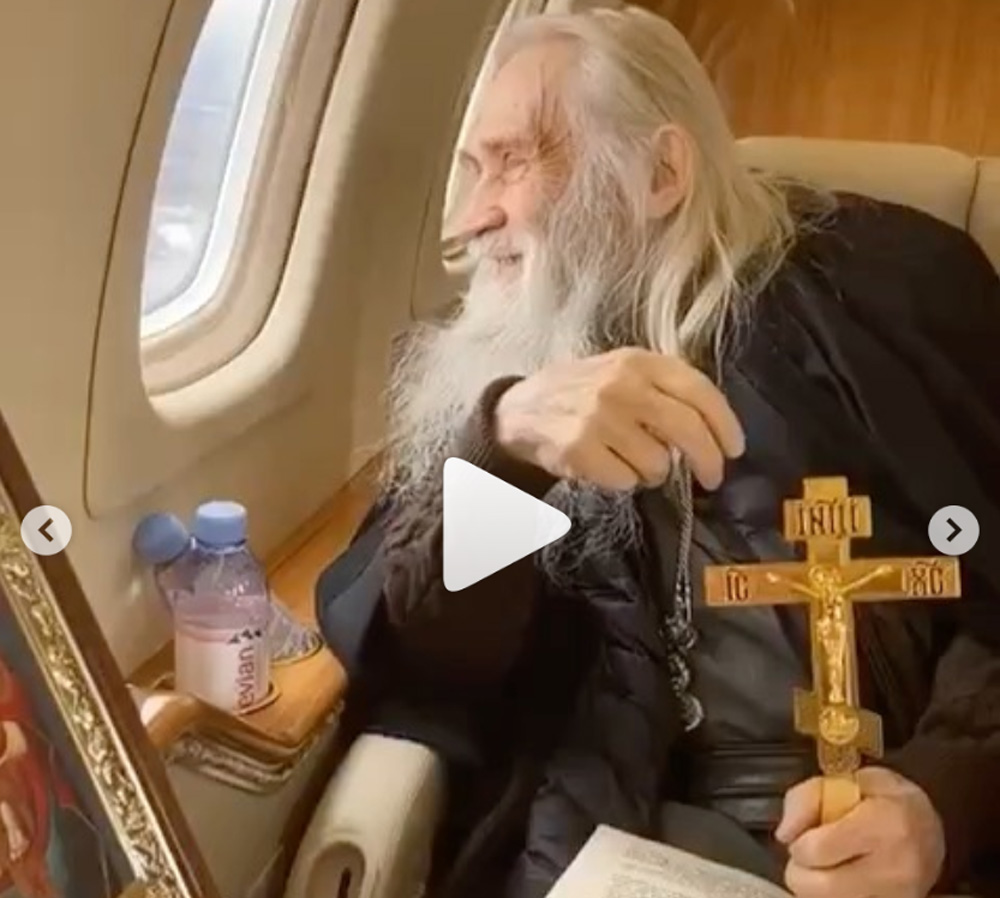 За Россию над облаками: схиархим. Илий молился на борту самолета (фото, видео)