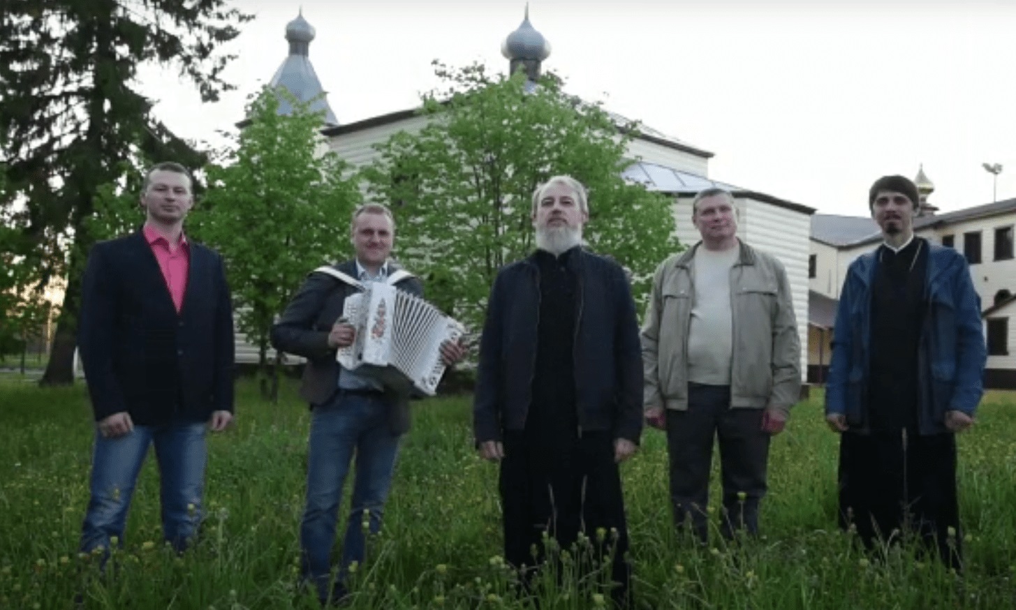 «Небо над водой»: Плесецкий владыка поздравил россиян с Днем России песней (видео)