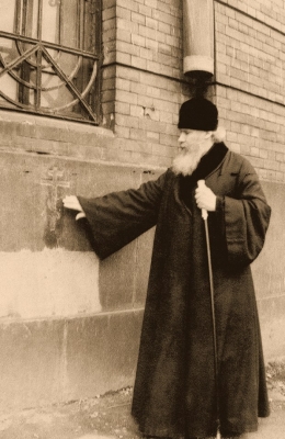 Митрополит Алексий осматривает здание монастыря накануне его передачи Церкви