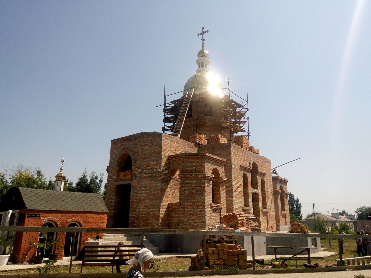 На новом храме Иоанна Кронштадтского в Херсонской обл. установлен купол и первый крест