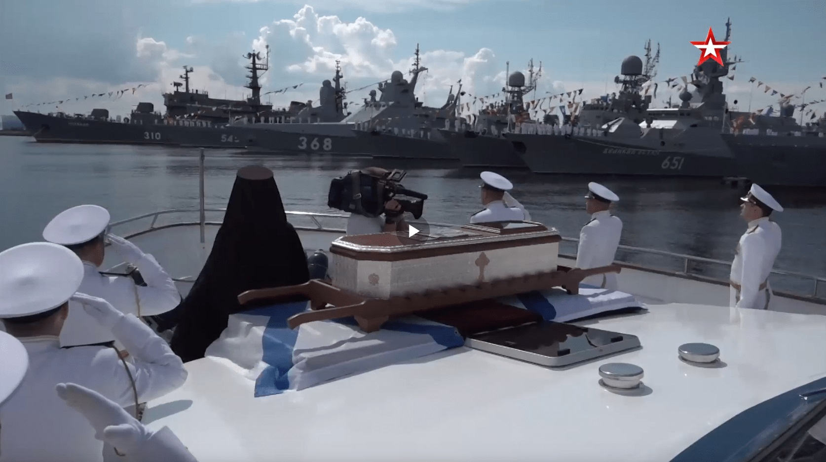 В преддверии Дня ВМФ: Крестный ход с мощами Феодора Ушакова на борту катера «Иоанн Кронштадтский» (видео)