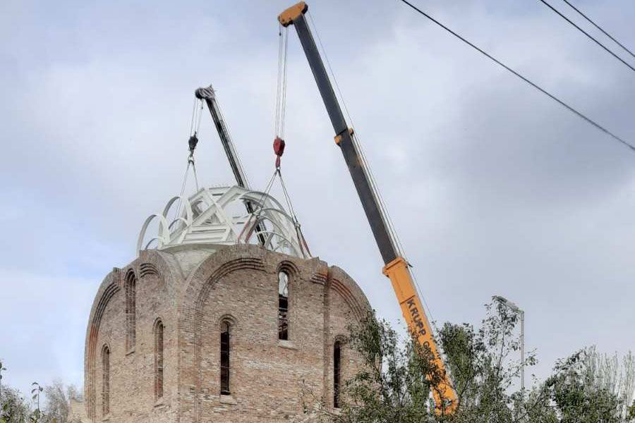 «Сердце замирает...»: на строящийся в Донбассе храм устанавливают купол (видео)