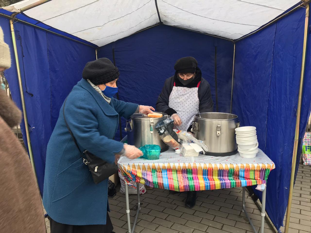 Горячие обеды для тех, кому сегодня непросто: в Ростове-на-Дону помогают нуждающимся