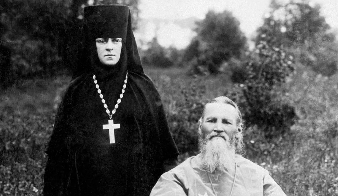 Схиигумения Ангелина (Сергеева) с отцом Иоанном Кронштадтским. Фото: imonspb.ru.