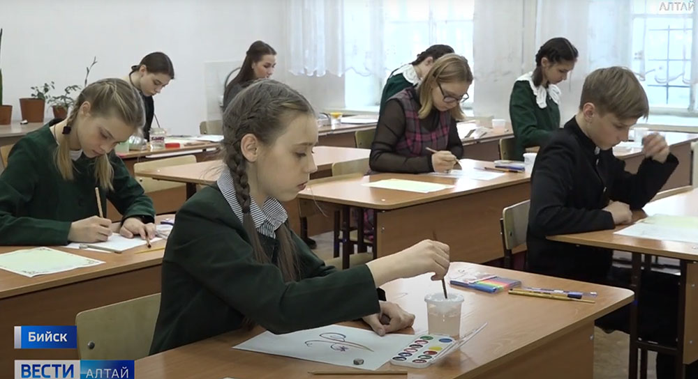 «Пишу сердцем»: в Бийске впервые прошел Краевой конкурс по каллиграфии (видео)