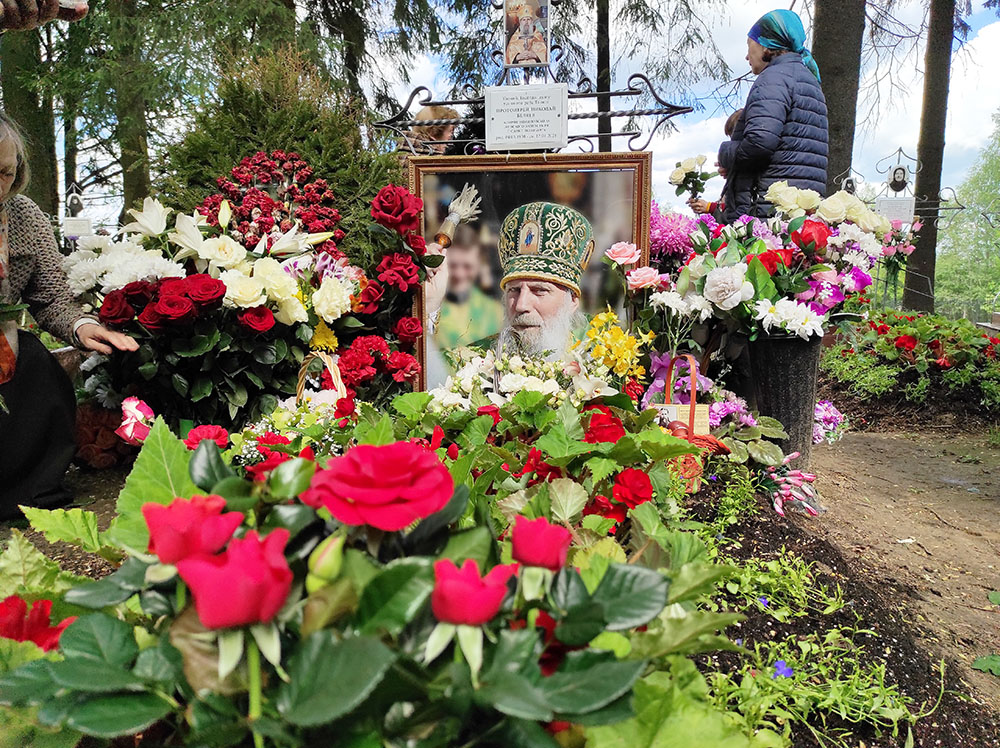 В общей молитве у родной могилки: репортаж о дне памяти отца Николая