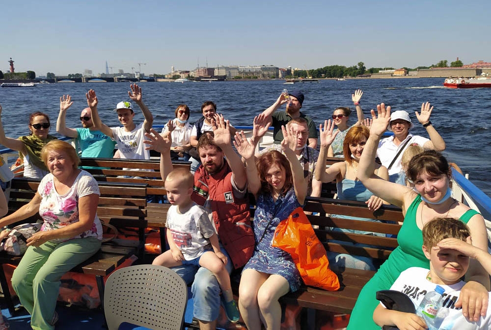 «Чайка» показала молодежи прихода реки и каналы Петербурга