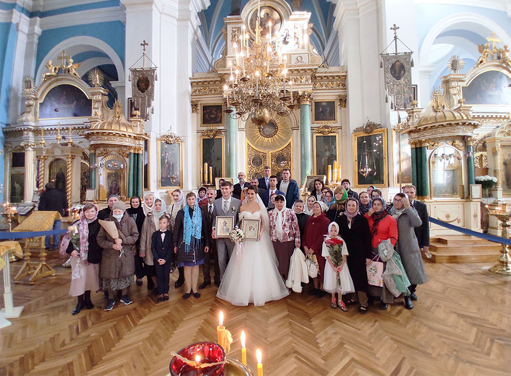 Совет да любовь: поздравляем семью Масловых с венчанием дочери!