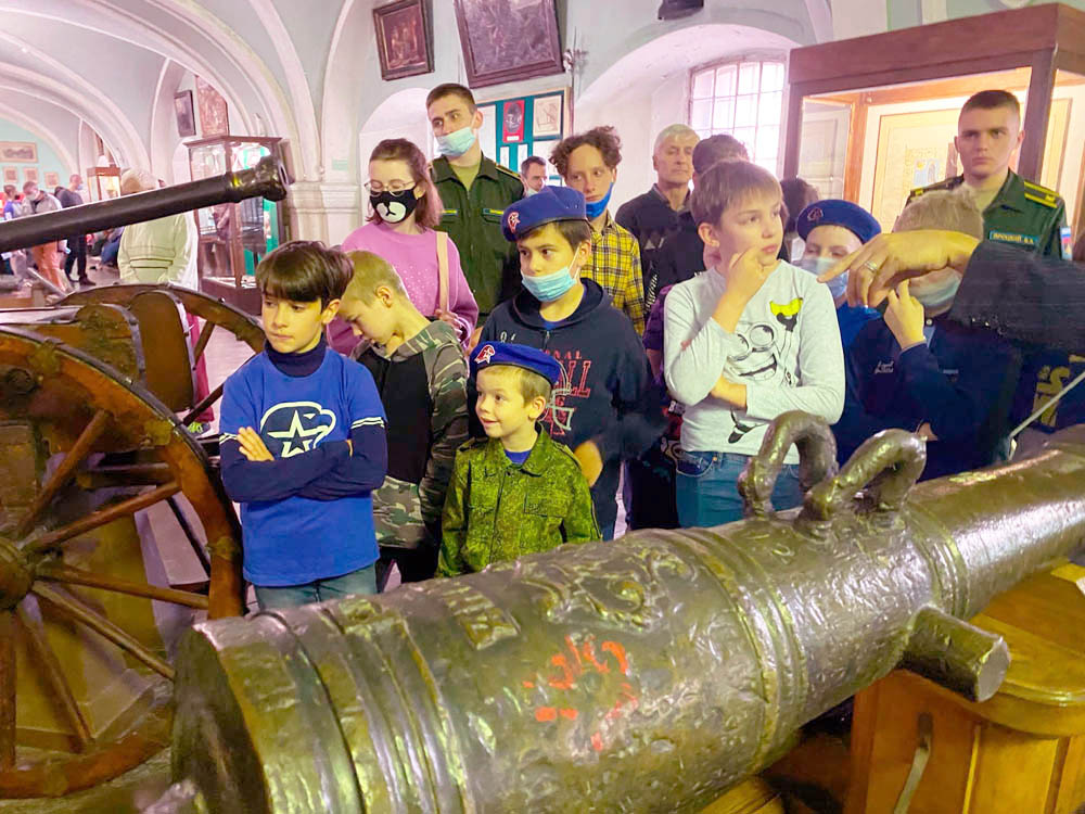 Мощь и гордость Российской армии: воспитанники «Архистратига» побывали в музее артиллерии