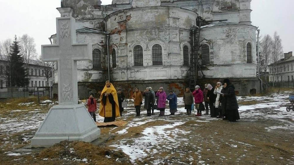 Беломраморный поклонный крест освящен на родине святого Иоанна Кронштадтского