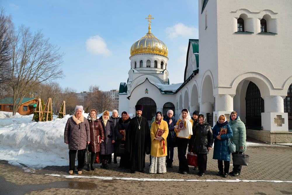 Духовная поддержка: переселенцев с Украины отогревают молитвой и вниманием