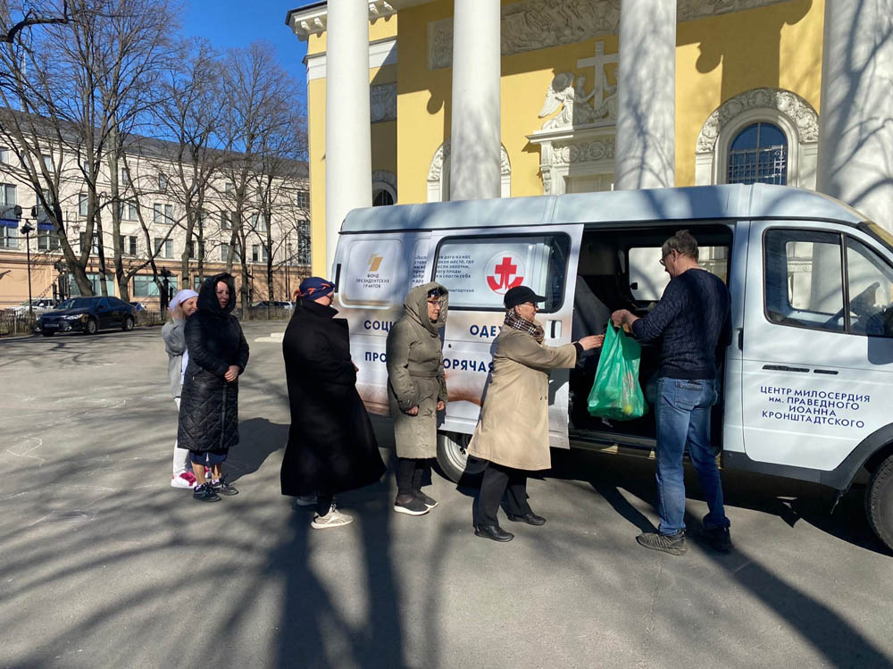 Автобус милосердия на дороге любви: как в Петербурге продолжают дела батюшки Иоанна