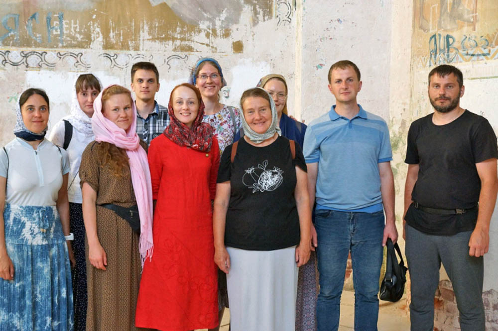 Реставратор, врач, юрист: добровольцы из регионов России трудятся в Сурской обители