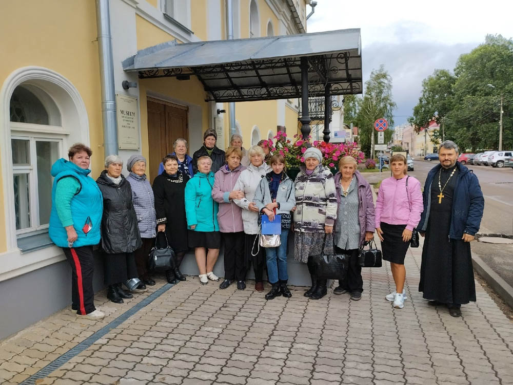 Прихожане храма в г. Пестово Новгородской области посетили святыни г. Боровичи