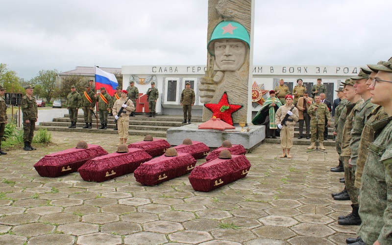 Настоятель крымского храма принял участие в погребении героев Великой Отечественной войны
