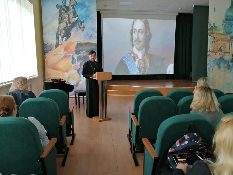 Клирик петербургского храма выступил с докладом о важности взаимодействия школы и Церкви