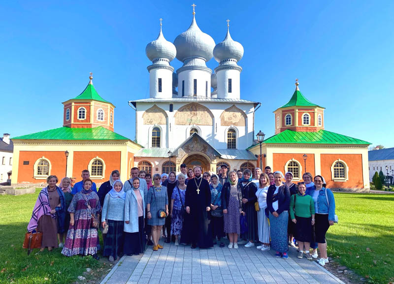 Добровольцы петербургского Центра милосердия поклонились святыням Тихвинской земли