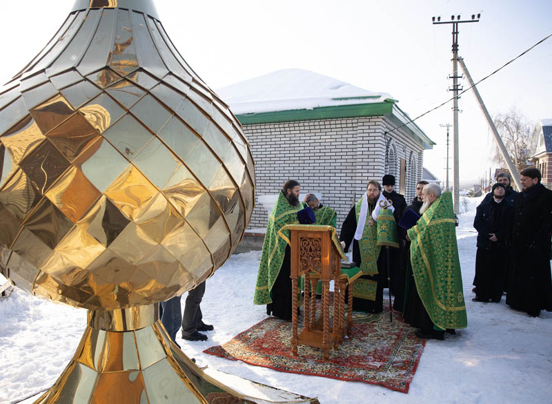 Освящены кресты и купола строящегося храма в Саратовской области