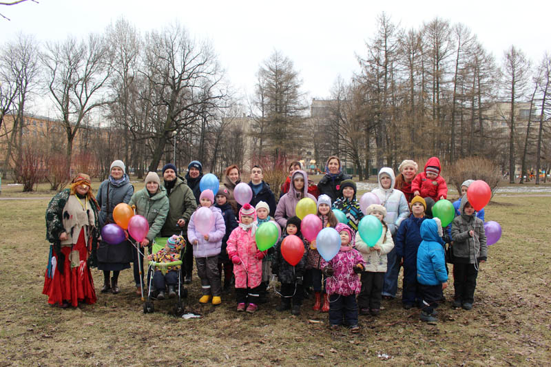 Родной обычай старины: многодетные семьи отпраздновали Благовещение в Вяземском саду