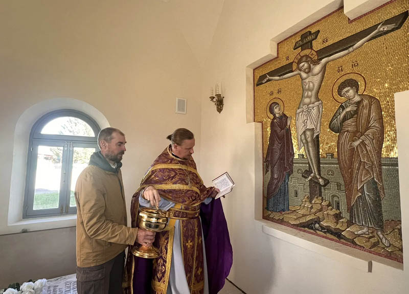В родительской часовне на родине отца Иоанна освятили мозаичную икону Распятия